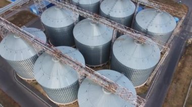 Tahıl deposu büyük siloların hava manzarasında. Tahıllı silo. Yukarıdan tahıl depolama tankı görünümü