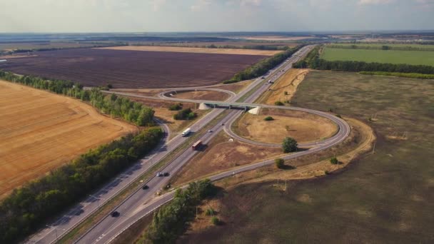 Дорожня Розв Язка Декількох Дорожніх Розв Язок Автомобілі Їздять Автостраді — стокове відео