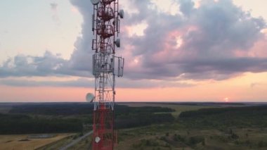 Telekomünikasyon Anten alıcısı baz istasyonu alıcı-vericisi olan baz baz baz baz baz baz baz baz istasyonu baz istasyonunda, hava görüntüsü olan bir baz istasyonunda..