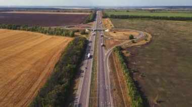 Otoyol, hareket halindeki arabalarla çok katlı kavşak yolu. Arabalar bir yol kavşağında hareket ediyor.