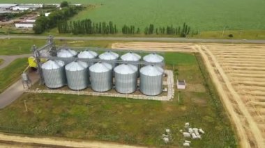 Tahıl deposu asansörü, tahıllı hava manzaralı silo. Tahıl için büyük metal hangar..