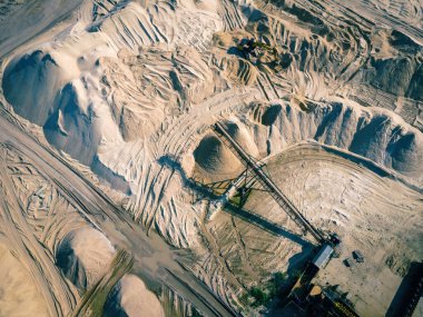 Opencast Kum Ocağı, inşaat endüstrisi için endüstriyel kum çıkarma. Kazıcılar ve traktörler ezilmiş taş ve kayaları çöp kamyonlarına yüklüyor.