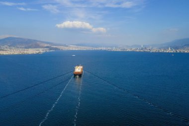 Kargo konteynır gemisinin hava görüntüsü sakin denizde yükleme için kargo limanına doğru ilerliyor.