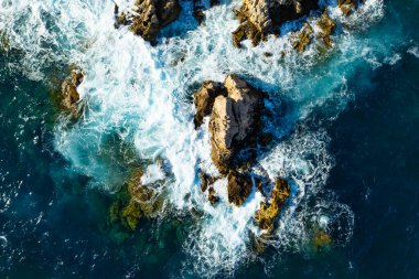 Kayalık resif sahil şeridine çarpan dalgaların en üst hava aracı görüntüsü. Güney Fransa kıyılarında Akdeniz