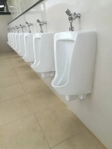 Kenyamanan Toilet Pria Konsep Urinal Stok Foto Bebas Royalti