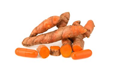 beyaz arkaplanda zerdeçal izole edildi