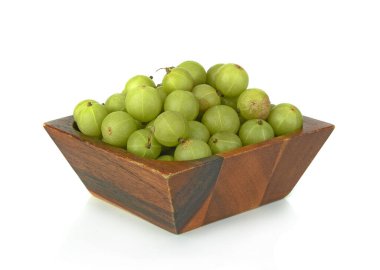 Bektaşi üzümü ahşap kasede beyaz arka planda