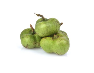 Beyaz zemin üzerinde yeşil çay tohumları izole