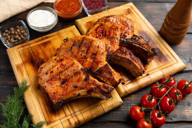 Kesme tahtasında soslu domuz pirzolası.
