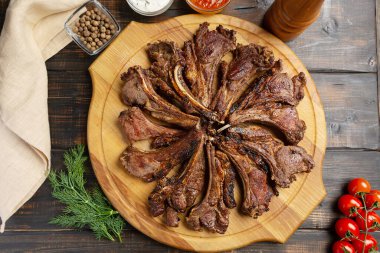 Kuzu rostosu ahşap tahtada servis edilir.