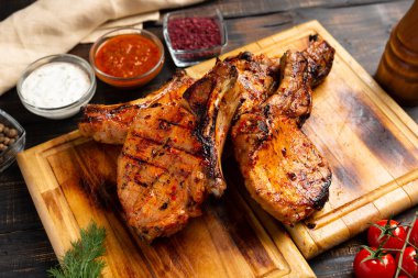 Kesme tahtasında soslu domuz pirzolası.