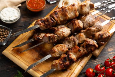 Barbekü ızgara domuz şiş kebap et metal şiş kebap tahta kırsal kesim tarzı