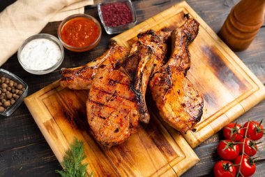 Kesme tahtasında soslu domuz pirzolası.