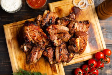 Ahşap arka planda ızgara domuz pirzolası.