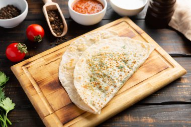 Azerbaycan ulusal yemeklerinde et ve sebze ile yoğurt ve sumac ile ahşap masa.