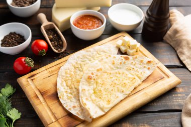 Azerbaycan ulusal yemeklerinde et ve sebze ile yoğurt ve sumac ile ahşap masa.