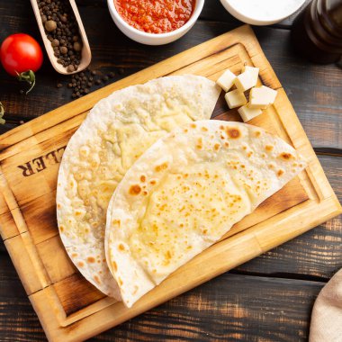 Azerbaycan ulusal yemeklerinde et ve sebze ile yoğurt ve sumac ile ahşap masa.