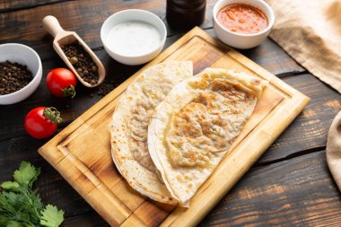 Azerbaycan ulusal yemeklerinde et ve sebze ile yoğurt ve sumac ile ahşap masa.