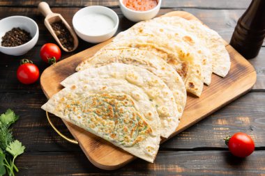 Azerbaycan ulusal yemeklerinde et ve sebze ile yoğurt ve sumac ile ahşap masa.