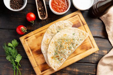 Azerbaycan ulusal yemeklerinde et ve sebze ile yoğurt ve sumac ile ahşap masa.