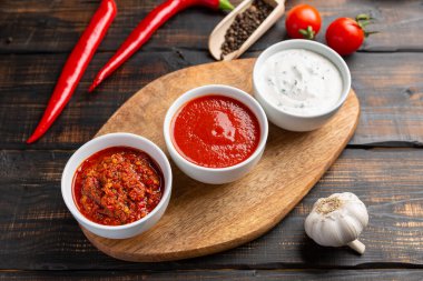 Değişik soslar çeşitleri var. Koyu kırsal arkaplanda