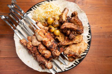 Ahşap arka planda pide soslu kuzu kaburgası.,