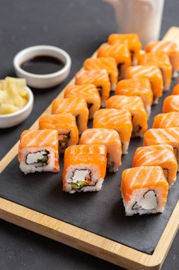 Philadelphia 'da klasik Dark Stone var. Somon, Philadelphia peyniri, salatalık, avokado. Japon suşisi.