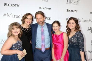 Abigail Beam, Christy ışın, Kevin eni, Anabel ışın, Adelynn ışın