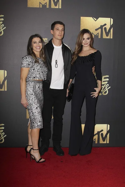 Dana Teller, Miles Teller, Kaleigh Sperry — Stockfoto