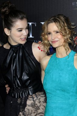 Hailee Steinfeld, Kyra Sedgwick