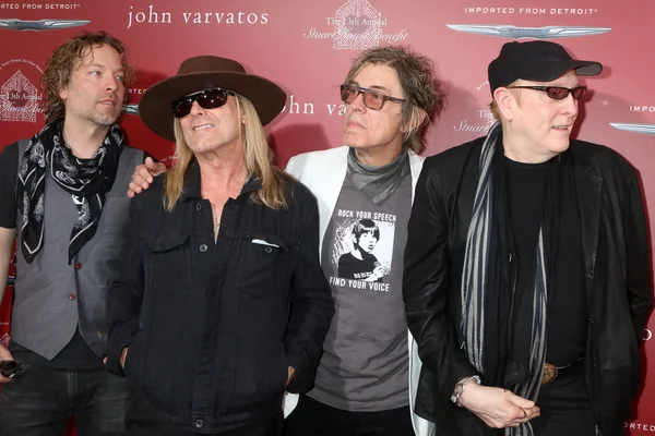 Robin Zander, Tom Petersson, Rick Nielsen, Daxx Nielsen, Cheap Trick — Stock Photo, Image