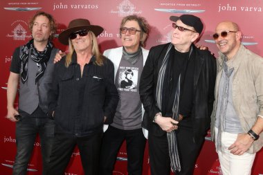 Robin Zander, Tom Petersson, Rick Nielsen, Daxx Nielsen, John Varvatos