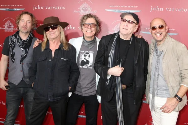 Robin Zander, Tom Petersson, Rick Nielsen, Daxx Nielsen, John Varvatos — Stock Photo, Image