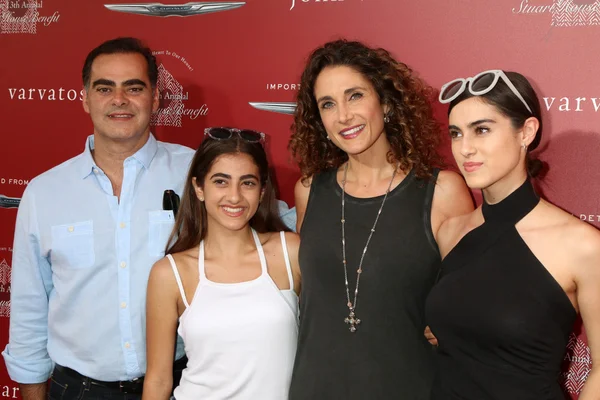 Peter Constantinides, Karina Eleni Constantinides, Melina Kanakaredes, Zoe Constantinides — Stock Photo, Image