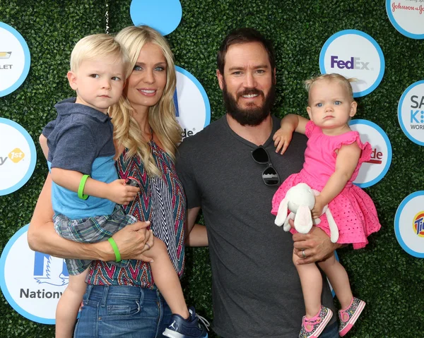 Dekker Edward Gosselaar, Catriona Mcginn, Mark-Paul Gosselaar, Lachlyn hopp Gosselaar — Stockfoto