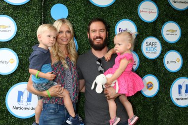 Dekker Edward Gosselaar, Catriona Mcginn, Mark-Paul Gosselaar, Lachlyn umut Gosselaar 