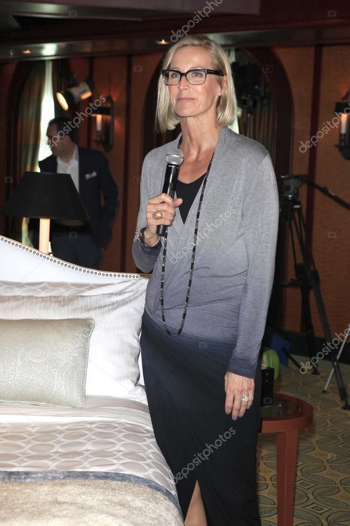 Jan Swartz introducing the new Luxury Bed — Stock Editorial Photo