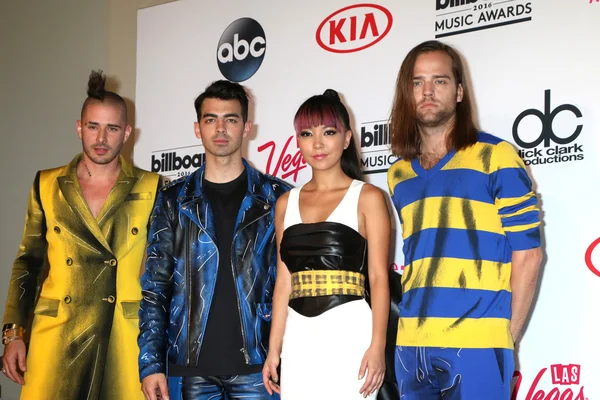 Dnce, Cole Whittle, Joe Jonas, Jinjoo Lee, Jack törvényen kívüli — Stock Fotó