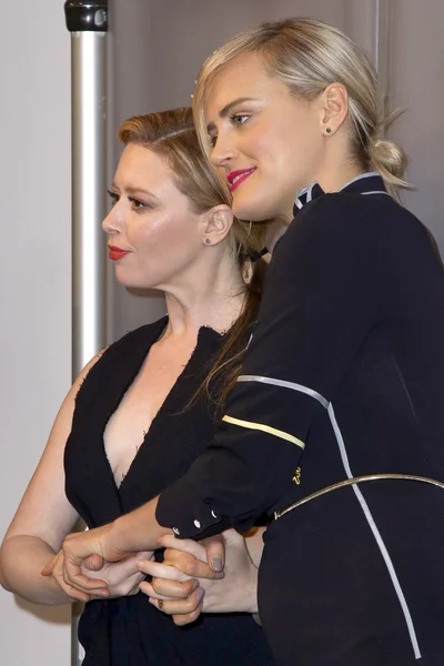 Natasha Lyonne, Taylor Schilling — Stockfoto