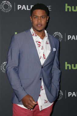 aktör Pooch Hall 