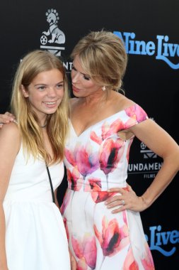 Catherine Rose genç, Cheryl Hines