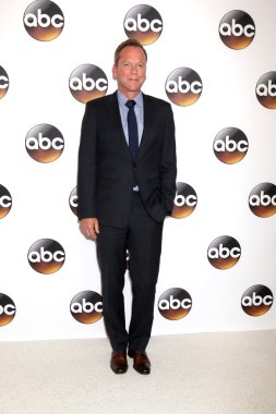 aktör Kiefer Sutherland