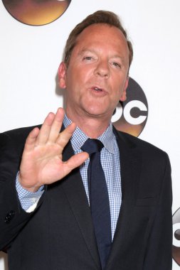 aktör Kiefer Sutherland