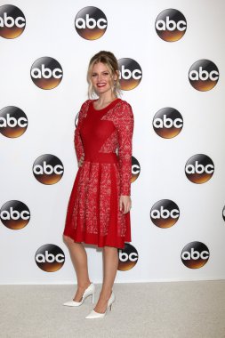 aktris Chelsey Crisp