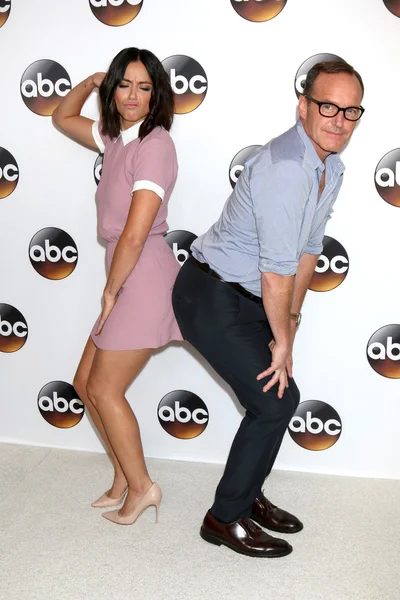 Chloe Bennet, Clark Gregg — Stockfoto