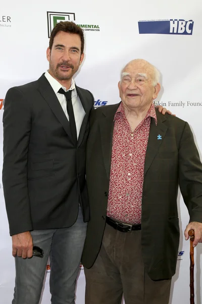 Dylan McDermott, Ed Asner — Zdjęcie stockowe