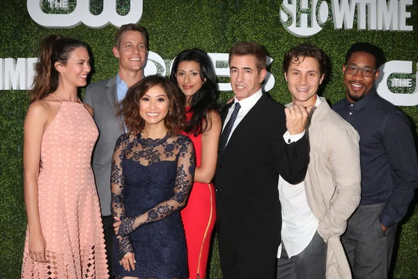 Odette Yustman, Ward Horton, Brenda Song, Radek Shetty, Dermot Mulroney, srpna borovice, Aaron Jennings — Stock fotografie