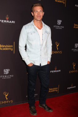 aktör Michael Roark 