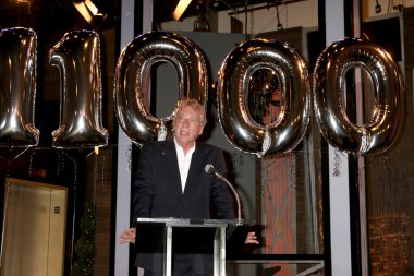 Steve Kent genç ve Resltless 11.000 Haritayı kutlama