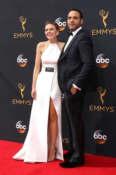 Daniel Sunjata, Aimee Teegarden — Stockfoto